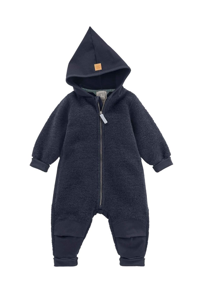 Navyblauwe fleece onesie met capuchon, lange mouwen, volledige ritssluiting aan de voorkant, ribbelboorden en enkelaccenten, gestructureerd lichaam en leren logo patch.