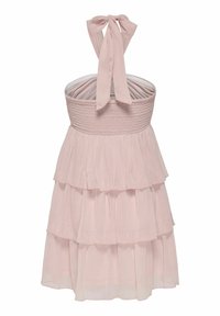 Hellrosa Halterkleid mit geschichteten Rüschen, gerafftem Oberteil und einer Schleife im Rücken. Hergestellt aus einem leichten Stoff.