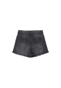 Shorts in denim nero con orlo sfrangiato, dotati di due tasche posteriori e vita a media altezza. Il tessuto presenta una texture usurata.