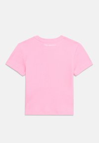 Φούξια κοντομάνικο παιδικό μπλουζάκι με στρογγυλή λαιμόκοψη και μικρό λευκό λογότυπο στο κέντρο κάτω από το πίσω γιακά.