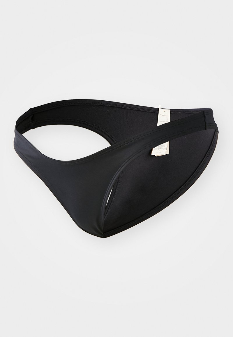 Parte de baixo de biquíni preta com tecido suave e elástico. Apresenta um design minimalista, faixa larga na cintura e detalhe recortado de um lado.