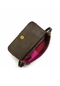 Borsa in pelle marrone con chiusura magnetica; l'interno presenta una fodera in tessuto rosa brillante e piccole tasche; esterno dalla texture strutturata.