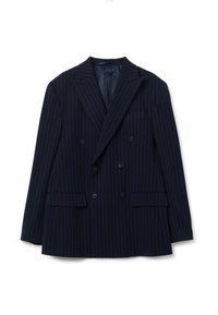 Blazer azul marino de hombre de corte cruzado con finas rayas blancas, solapas con muesca y bolsillos de solapa, dispuesto sobre un fondo blanco.