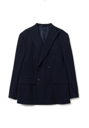 Männlicher marineblauer doppelt geknöpfter Blazer mit feinen weißen Nadelstreifen, Reverskragen und Einschubtaschen, flach auf einem weißen Hintergrund ausgelegt.