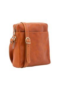 Borsa a tracolla in pelle marrone con forma rettangolare, texture liscia, chiusura superiore con zip e tracolla regolabile. Presenta una tasca frontale.