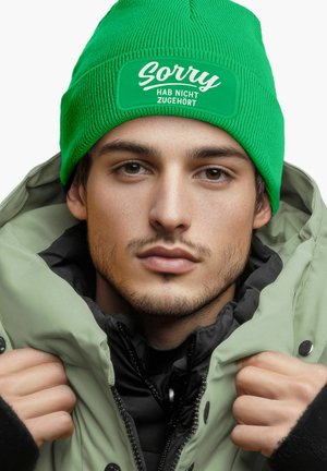 MoonWorks PATCH MIT SPRUCH LUSTIG - Beanie - sorry grün