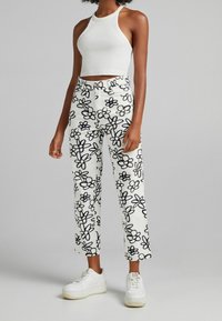 Bershka Spodnie materiałowe