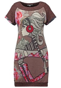 Vestido de camiseta en marrón con estampado gráfico de una chica con auriculares, acentos florales y una mezcla de texturas, mangas cortas y cuello redondeado.