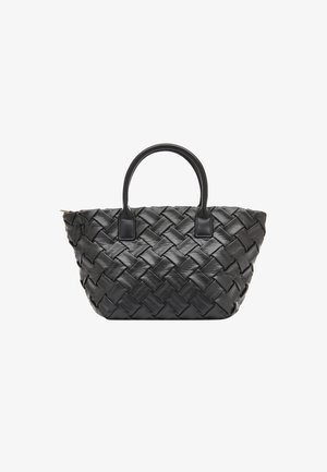 Sort vævet læder håndtaske med runde håndtag, der har et struktureret mønster og en bred åbning i toppen.