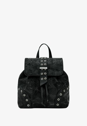 Zwarte leren rugzak met een getextureerd golvend patroon, een klep met sluiting, metalen hardware geaccentueerd met oogjes en een trekkoordsluiting.