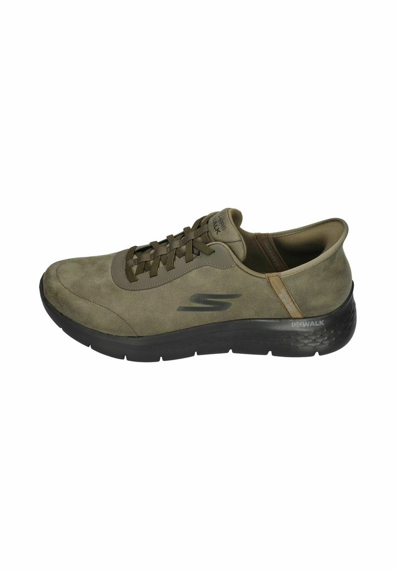 Zapatilla de paseo de ante verde olivo con puntera redondeada, parte delantera con cordones, suela de goma negra y acentos texturizados. Presenta el logotipo de la marca en el costado.