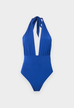 Μπλε ολόσωμο μαγιό με λαιμόκοψη halter και βαθύ V ντεκολτέ, με φαρδιά ζώνη, σε λευκό φόντο.