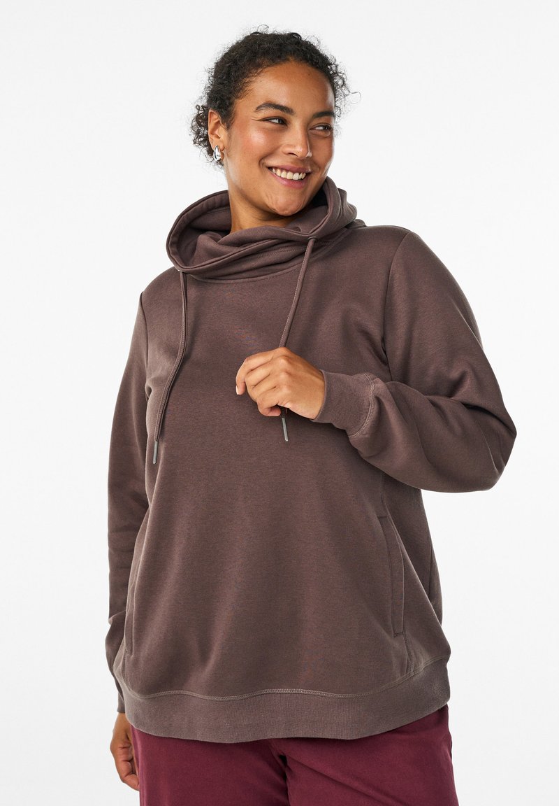 Sudadera con capucha marrón de corte relajado, con bolsillos laterales, detalles de cordones y un tejido texturizado.