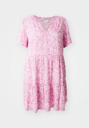 Różowa sukienka w kwiaty z krótkimi rękawami, dekoltem w serek i warstwowym krojem. Wykonana z lekkiego materiału, zdobiona małymi białymi i zielonymi wzorami kwiatowymi.