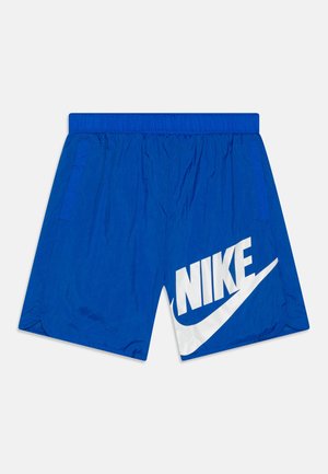 Modré sportovní šortky vyrobené z lehkého materiálu, s elastickým pasem, dvěma bočními kapsami a velkým bílým logem Nike na přední straně.