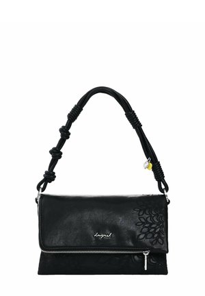 Bolso de cuero negro con correa anudada, cremallera plateada, patrón floral en relieve y pequeño logo metálico en la solapa frontal.