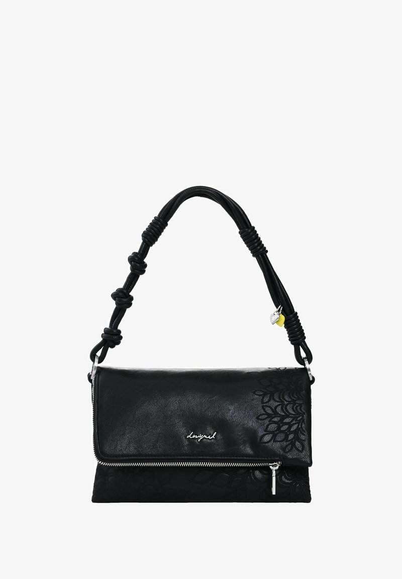 Sac à main en cuir noir avec anse nouée, fermeture éclair argentée, motif floral en relief et petit logo en métal sur le rabat avant.