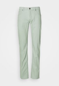 Pantalones rectos de color verde claro, fabricados con una mezcla de algodón. Cuentan con un diseño clásico de cinco bolsillos, cierre de cremallera y botón.