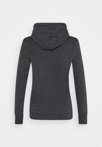 Sudadera gris oscuro con mangas largas y capucha con cordón. Tejido suave y texturizado con puños y dobladillo acanalados. Diseño minimalista, sin logotipos visibles.