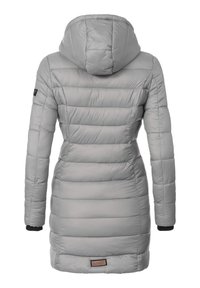 Cappotto imbottito grigio a trapunta con cappuccio, caratterizzato da un design di lunghezza intermedia, polsini elasticizzati e una patch con il marchio sulla parte bassa della schiena.