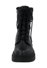 Botte de combat en cuir noir avec semelle épaisse, œillets métalliques et lacets noirs noués en haut, vue de face.