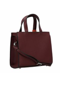 Borsa a mano in pelle bordeaux con due manici corti, una tracolla removibile e dettagli neri. Presenta una forma strutturata e hardware argentato.