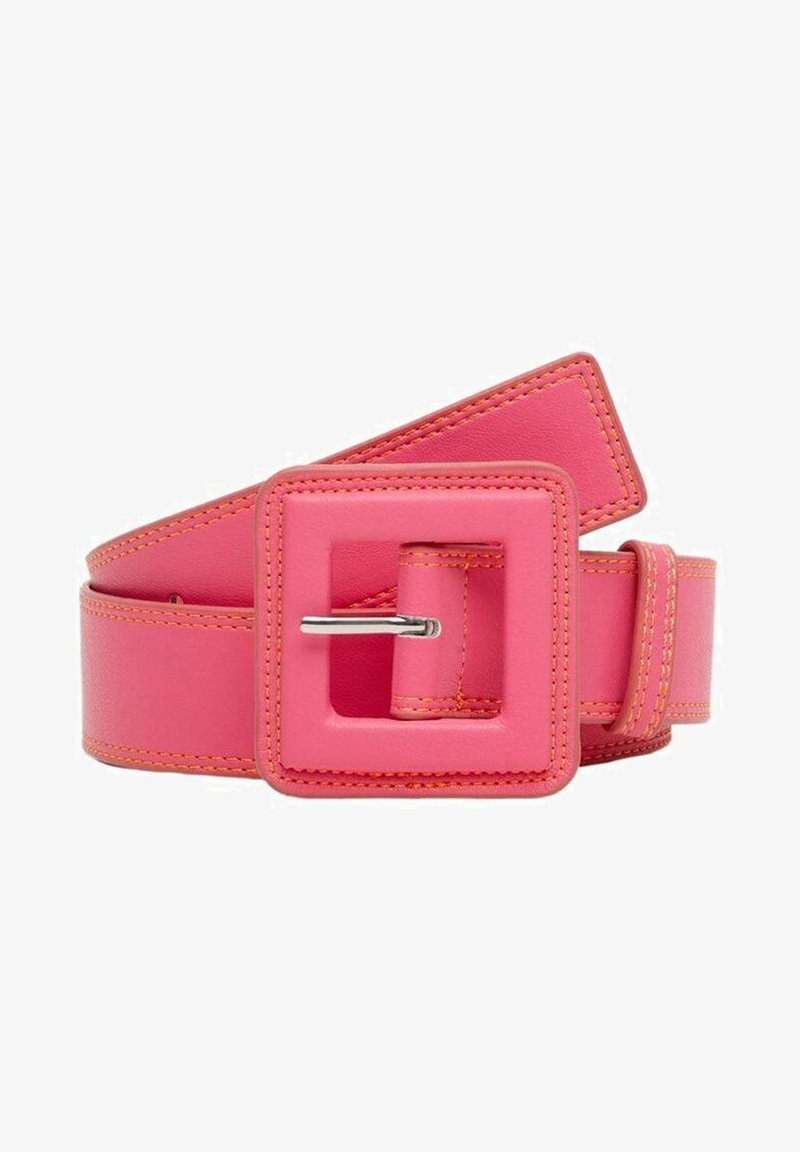 Ceinture en cuir rose à large corps, boucle carrée et surpiqûres orange contrastantes. Texture lisse et design moderne.