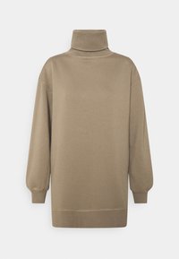 Jersey de gran tamaño color topo con cuello alto, mangas largas, puños y dobladillo acanalados, presentado sobre un fondo blanco liso.