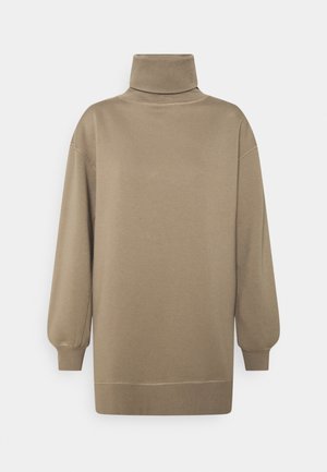 Pull en maille taupe surdimensionné avec un col roulé, des manches longues, des poignets et un ourlet côtelés, présenté sur un fond blanc uni.