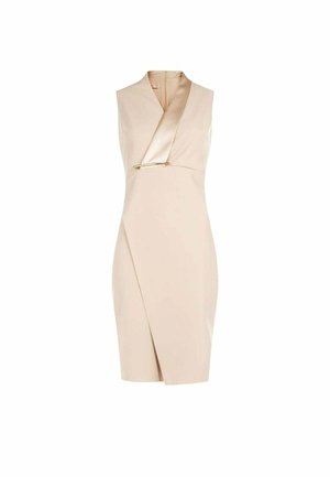 Vestito beige senza maniche, lungo fino al ginocchio, con davanti incrociato e dettaglio di fibbia metallica in vita.