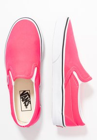 Vans UA CLASSIC SLIP-ON - Slip-ons - knockout pink/true white