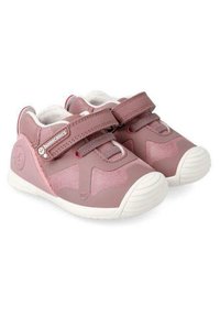 Zapatos infantiles rosas hechos de material sintético con un diseño de malla, con correas de Velcro, forro interior acolchado y suelas de goma.