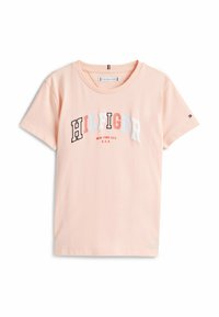Lyserød bomulds t-shirt med "HILFIGER" i fede, mult farvede bogstaver. Rund halsudskæring og korte ærmer, med et lille logo akcent på ærmet.