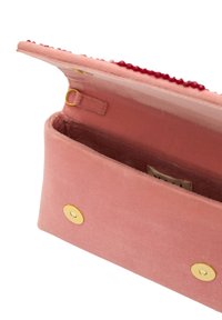 Rosa sammetspung med guldhardware. Inuti finns en mjuk foder och en smal ficka, stängd med en tryckknapp.