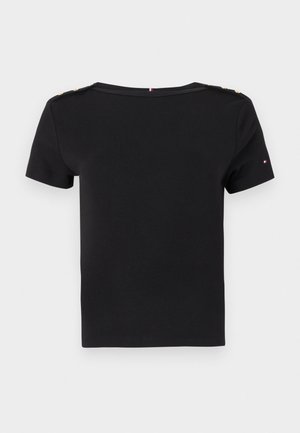 Crna pamučna majica kratkih rukava, okruglog izreza, s naglašenim zlatnim gumbima na ramenu i malim logotipom na rukavu.