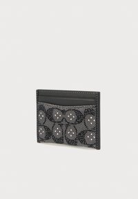 Μαύρη θήκη καρτών με σχέδιο από πλέγμα με κυκλικά μοτίβα, λείες άκρες και πολλαπλές θέσεις για κάρτες. Λεπτομέρεια υφής στην επιφάνεια.