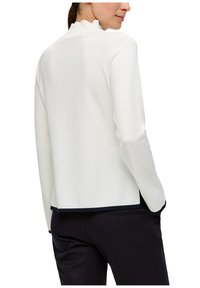 s.Oliver BLACK LABEL MIT STEHKRAGEN - Strickpullover - creme