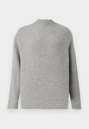 Pull en maille côtelée gris clair à manches longues avec un col montant et des fentes sur les côtés ; texture douce et coupe décontractée, idéal pour le superposition.