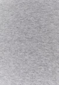 Šedá textilní látka s hladkou, měkkou strukturou a jemným, rovnoměrným melírovaným vzorem. Ideální pro použití v oděvnictví nebo čalounictví.