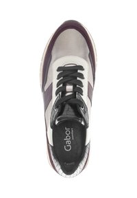 Sneaker met een gemengd materiaalontwerp in zilver, wit en bordeauxrood. Voorzien van zwarte veters en een gestructureerde zwarte leren binnenkant.