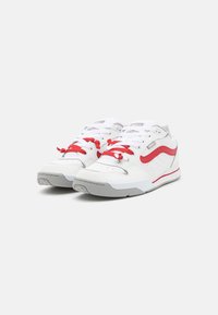Hvide sneakers med røde snørebånd og detaljer, med en glat læderoverdel, perforeringer og en grå gummisål med et subtilt design.