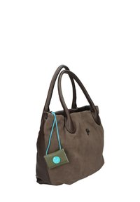 Borsa in pelle scamosciata e pelle marrone con doppio manico e un'etichetta verde attaccata da un filo blu su uno sfondo bianco.