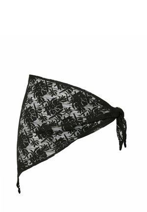 Čierny čipkovaný trojuholníkový šál s kvetinovým vzorom zviazaný na jednom rohu na bielom pozadí.