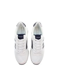 Sneakers atletici bianchi con accenti blu navy, dotati di una tomaia in rete testurizzata, punta arrotondata e lacci piatti. Marchio sulla linguetta e sul lato.