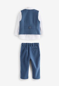 Chaleco azul con un acabado texturizado, camisa blanca debajo y pantalones azules a juego con cintura elástica y bolsillo trasero.