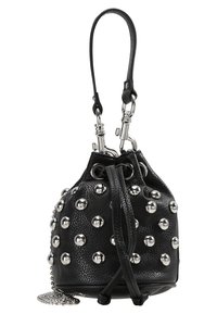 Borsa a secchiello in pelle nera decorata con borchie argentate, dotata di chiusura a coulisse e manico corto, che enfatizza un design alla moda e audace.