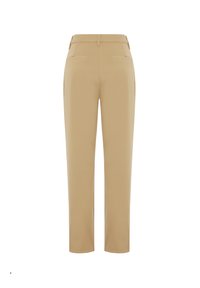 Pantaloni beige con vita aderente, chiusura zip e due tasche posteriori. Tessuto liscio con design a gamba dritta e texture semplice.