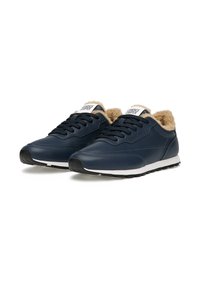 Sneakers blu navy in pelle liscia, con colletto in pelliccia sintetica, lacci neri e suola in gomma bianca dotata di pattern per la trazione.