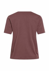 Podstawowa koszulka z krótkim rękawem w stonowanym kolorze mauve, wykonana z miękkiego materiału, o luźnym kroju i prostym okrągłym dekolcie. Minimalne przeszycia.