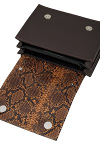 Portefeuille en cuir texturé brun, avec un intérieur en imprimé serpent, une poche zippée et des fermetures à pression en métal argenté. Design compact et polyvalent.